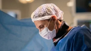 O que faz um neurocirurgião? Saiba quando procurar esse especialista